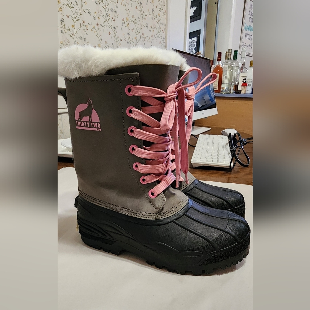 New Thirty Two Women's Boots